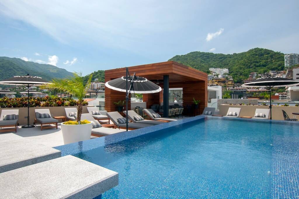 Una piscina al aire libre