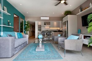 Flat-screen TV, stereo