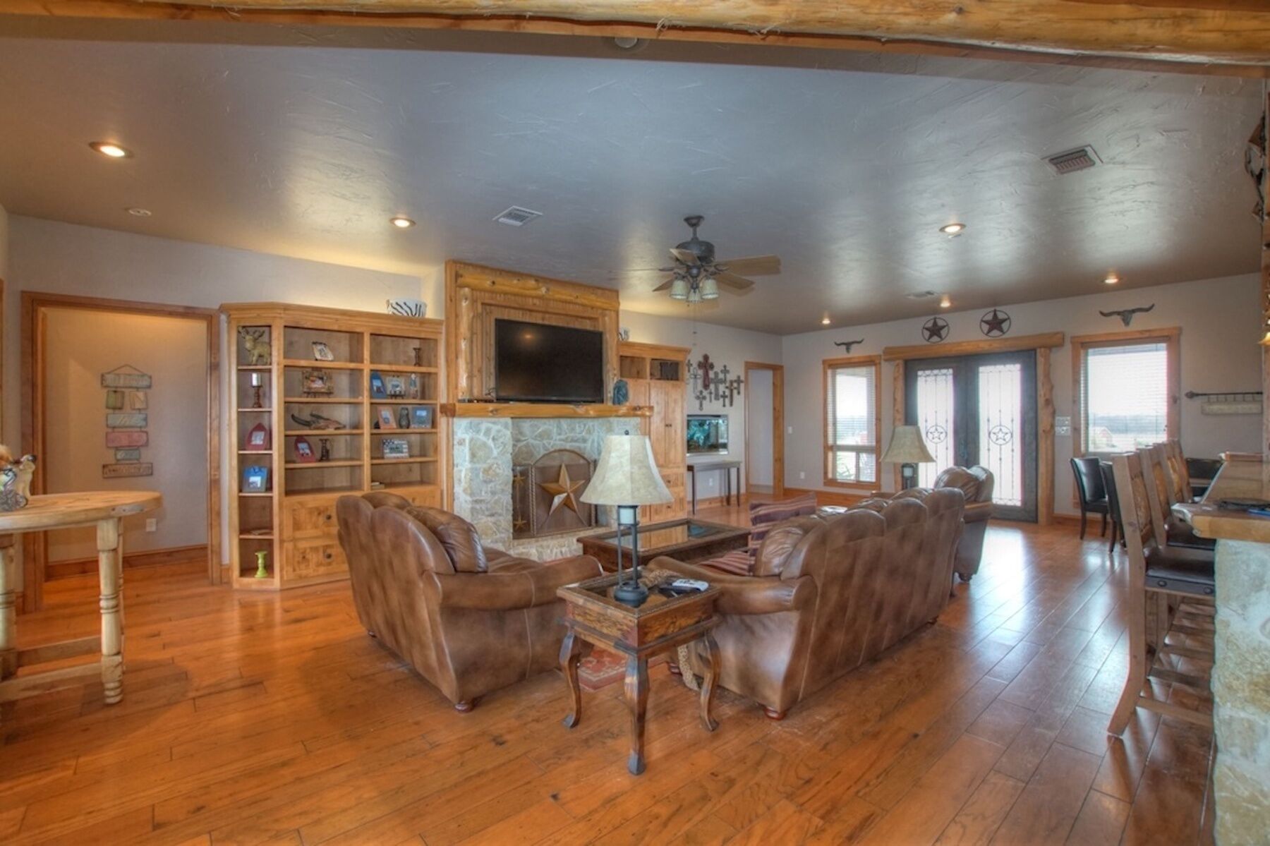 Beautiful Getaway With Pool/Hot Tub/Fishing Pond on Lake Ray Roberts