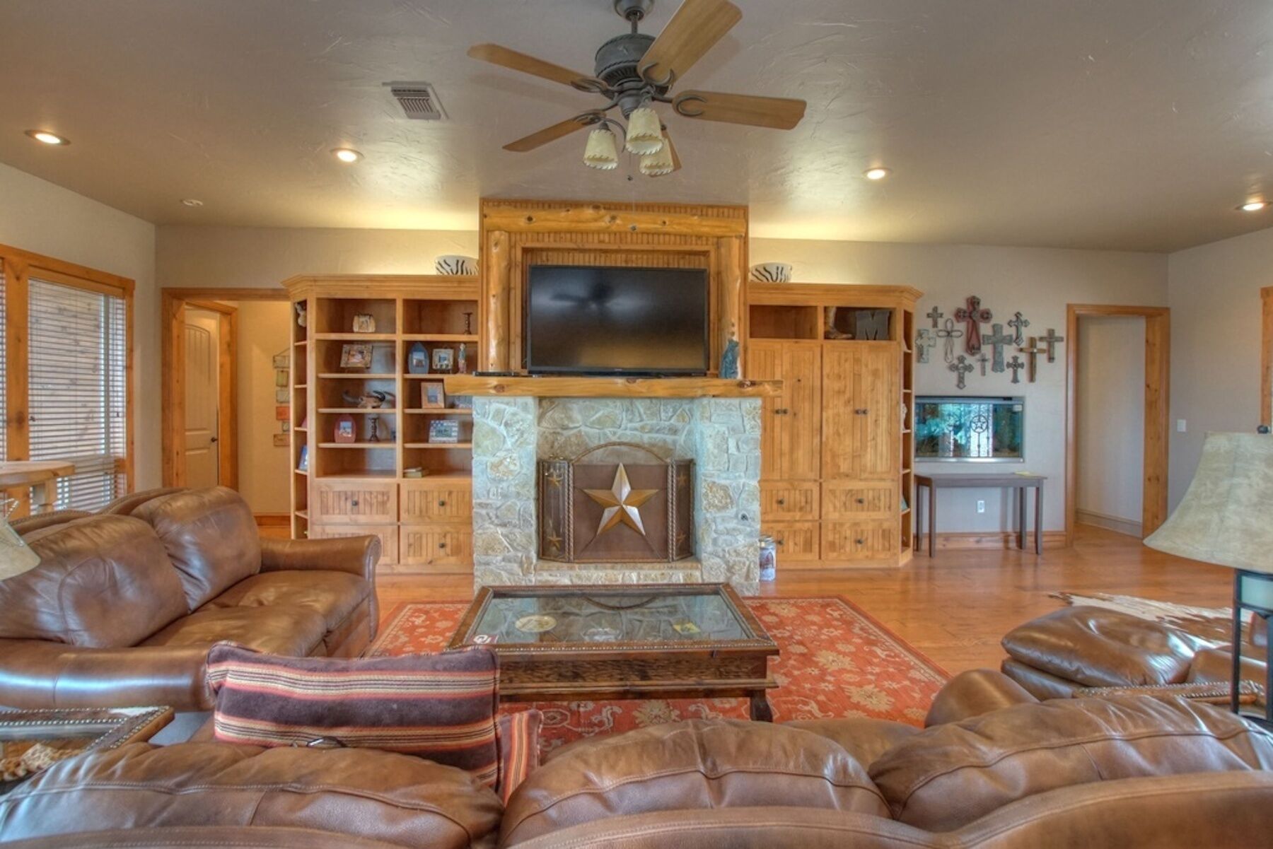 Beautiful Getaway With Pool/Hot Tub/Fishing Pond on Lake Ray Roberts