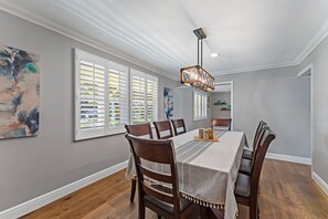 Dining - Private Tropical Ranch House in Jupiter Farms. Pet-Friendly, Pool, Tiki & Spa (Jupiter)