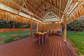 Outdoor dining - Private Tropical Ranch House in Jupiter Farms. Pet-Friendly, Pool, Tiki & Spa (Jupiter)