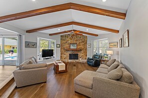 Smart TV, fireplace, music library, stereo - Private Tropical Ranch House in Jupiter Farms. Pet-Friendly, Pool, Tiki & Spa (Jupiter)