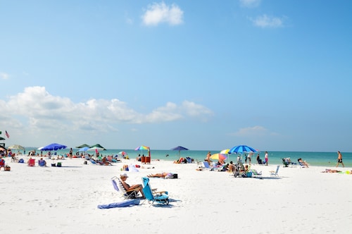 Viihtyisä romanttinen Siesta Key Beachfront Condo-täysi rantanäköala. 50 askeleen rannalle