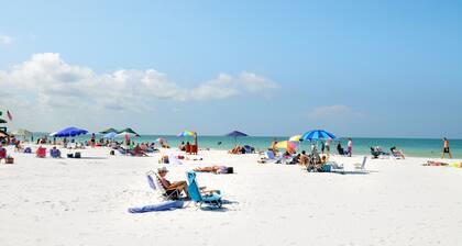 Viihtyisä romanttinen Siesta Key Beachfront Condo-täysi rantanäköala. 50 askeleen rannalle