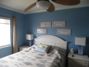 1 bedroom, iron/ironing board, free WiFi, bed sheets - Awesome Beach/Gulf Views-About 50 steps to beach. Romantic-Cozy-Quiet-Very Clean (Siesta Key)