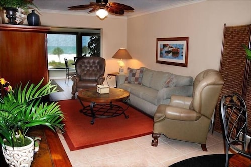 Awesome Beach/Gulf Views-About 50 steps to beach. Romantic-Cozy-Quiet-Very Clean