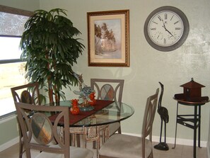 Dining - Awesome Beach/Gulf Views-About 50 steps to beach. Romantic-Cozy-Quiet-Very Clean (Siesta Key)