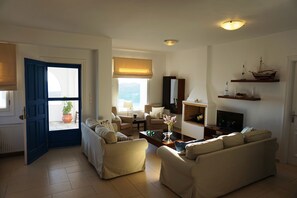 TV, caminetto, lettore DVD