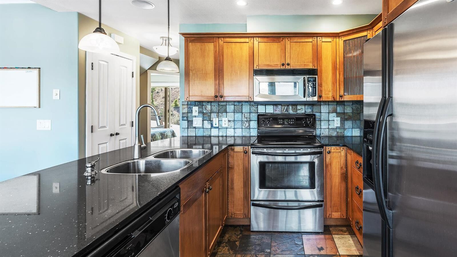 PET friendly LAKE VIEW cottage! BOOK YOUR 2023 SUMMER VACATION!