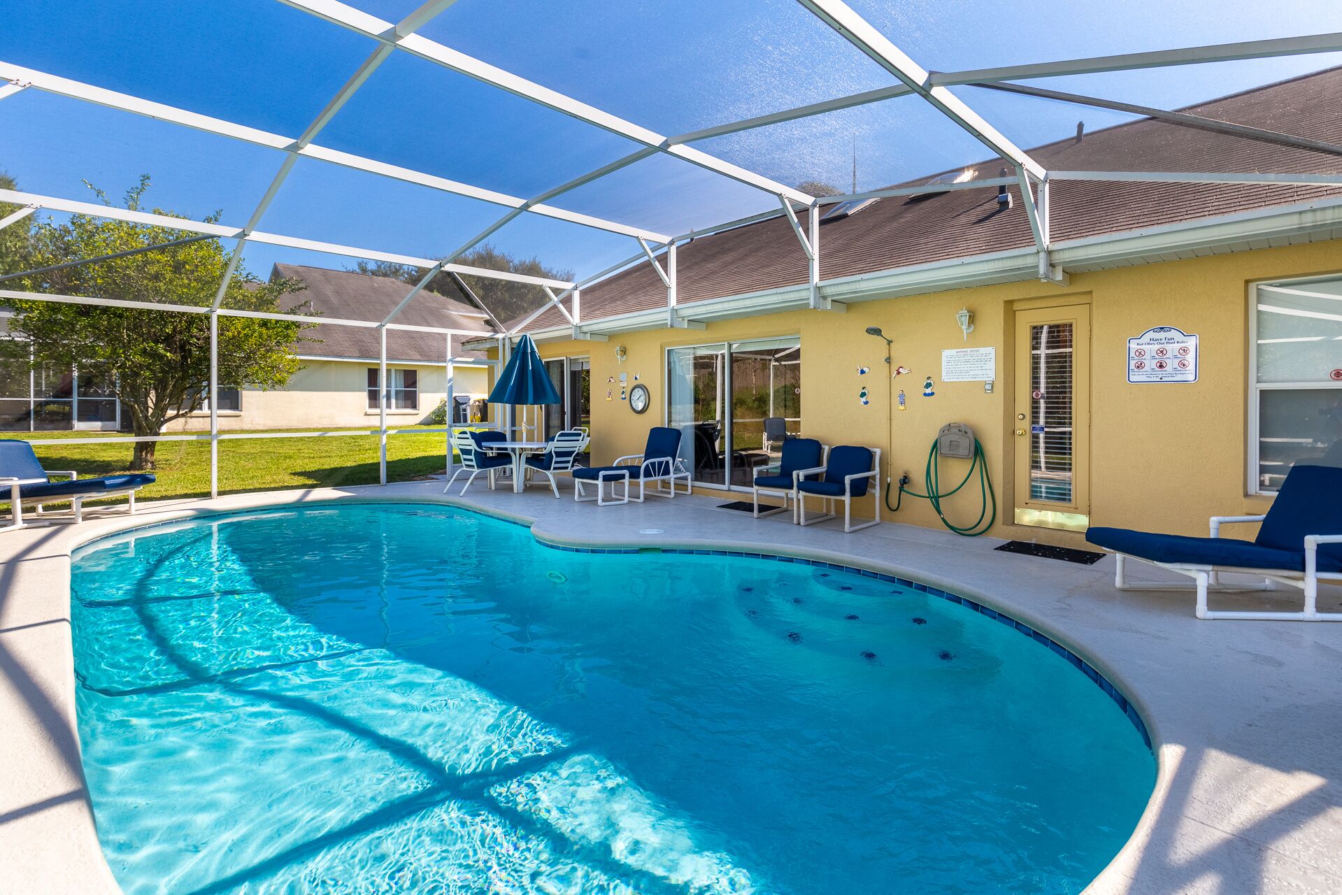 Une piscine couverte équipée de chaises longues et d’un tuyau pour la remplir.