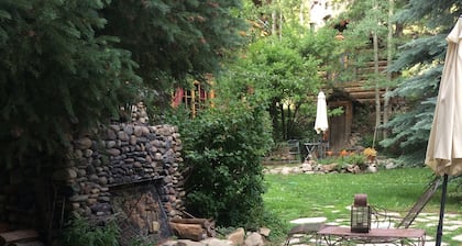Casa de estilo europeo en el río con aguas termales naturales