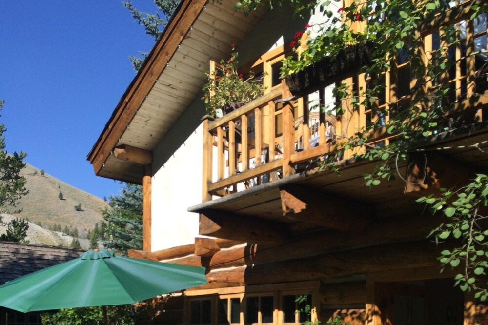 Romantic European style house on the river with natural hot springs