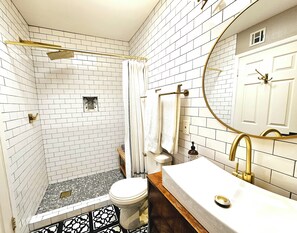 Douche, séchoir à cheveux, serviettes fournies, savon