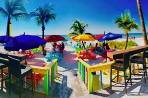 Sulla spiaggia, lettini da mare, teli da spiaggia