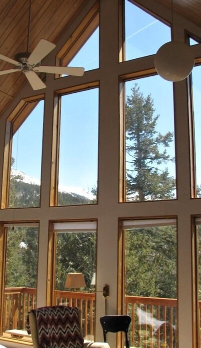 Beautiful Secluded Mountain Home in Divide with Pikes Peak views. King sized bed