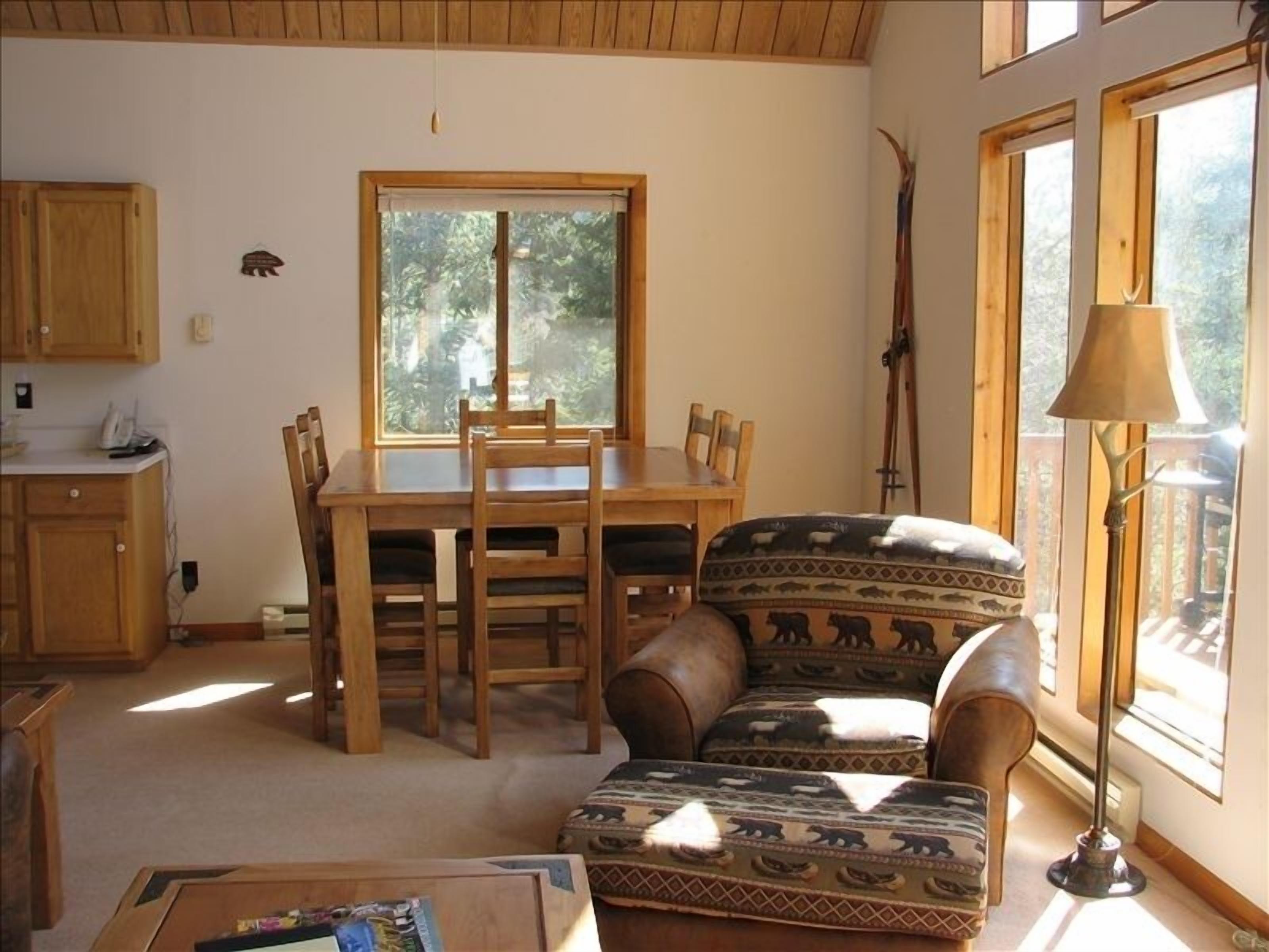 Beautiful Secluded Mountain Home in Divide with Pikes Peak views