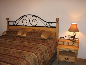 3 habitaciones, tabla de planchar con plancha y ropa de cama 