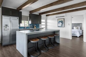 Jääkaappi, mikroaaltouuni, uuni, liesi