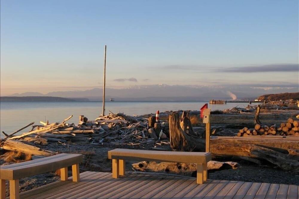At the Water's Edge! Fantastic Beach & Amazing Views!