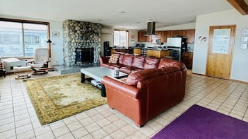 Een smart-tv, een open haard, een dvd-speler en boeken