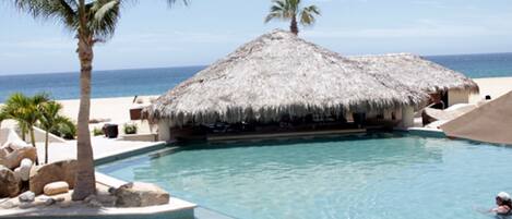 Een buitenzwembad, een verwarmd zwembad