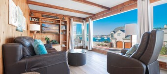 Charming Bay View Retreat on a Quiet Block on the Beach