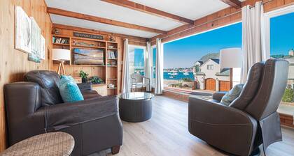 Charming Bay View Retreat on a Quiet Block on the Beach