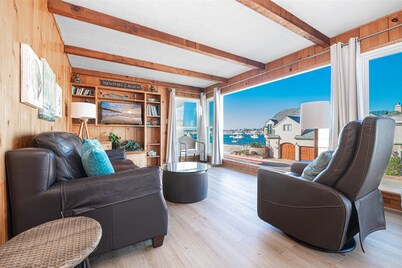 Charming Bay View Retreat on a Quiet Block on the Beach