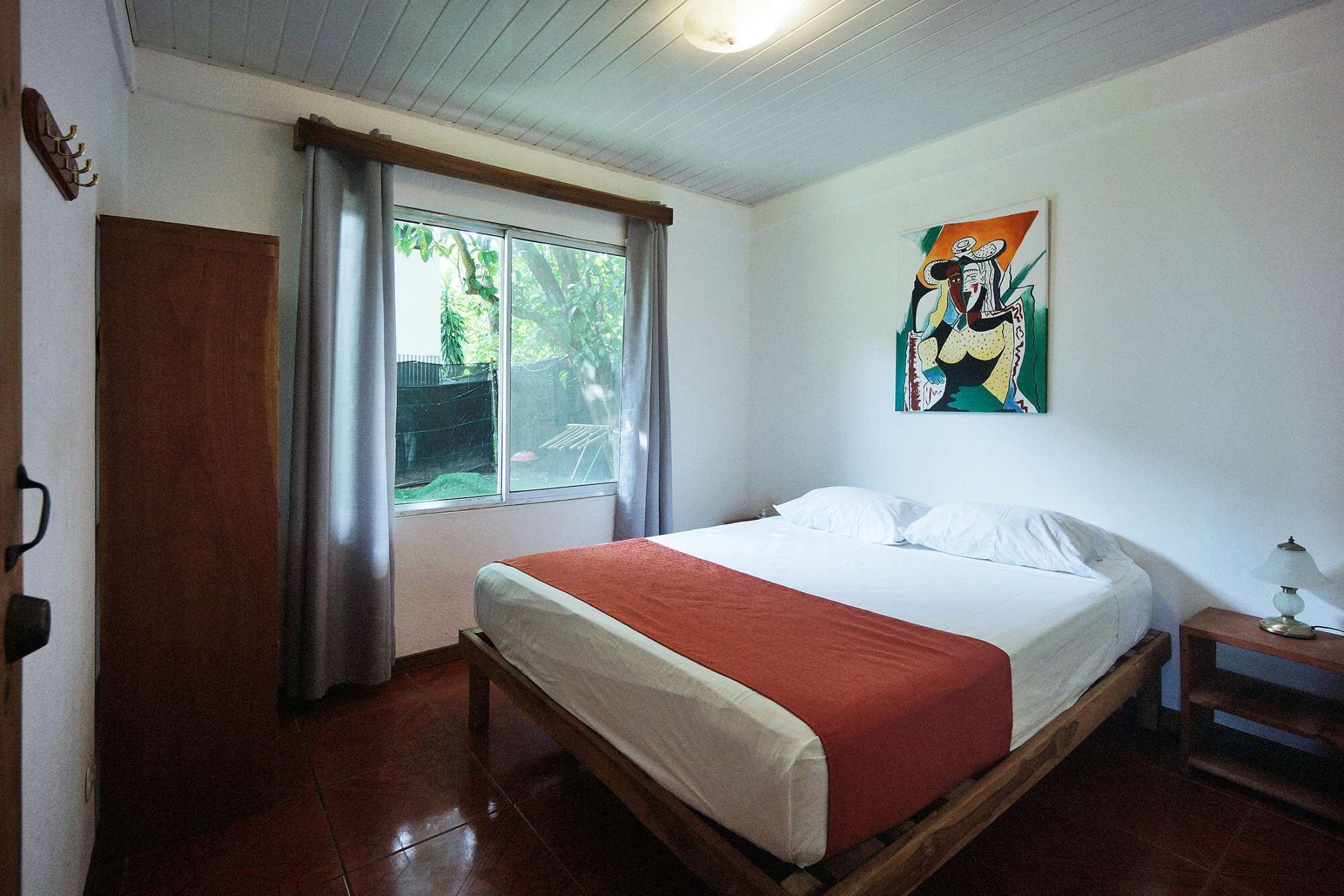 4 slaapkamers, een bureau, een strijkplank/strijkijzer, wifi