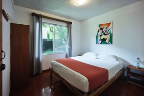 4 bedrooms, desk, iron/ironing board, WiFi