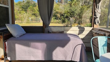 Tabla de planchar con plancha, wifi gratis y ropa de cama