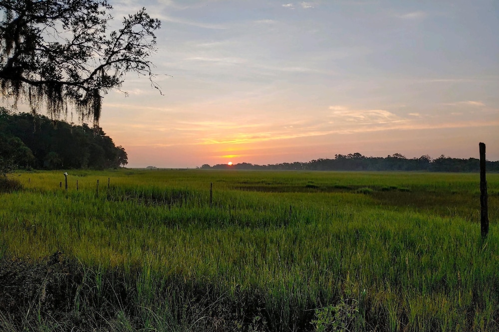 "The Mini Hideaway"-Short drive to Hunting Island State Park(PASS INCLUDED)
