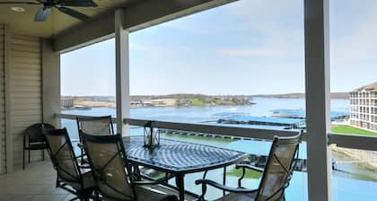 Condominio frente al mar con vistas al piso superior, nivel de acceso, sin escaleras desde el estacionamiento