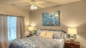 2 bedrooms, iron/ironing board, free WiFi, bed sheets - Amazing Lakefront Views. Top Floor. No stairs. Walk-in directly from parking lot (Osage Beach)