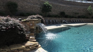 Una piscina al aire libre, una piscina climatizada