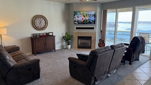 Smart TV, fireplace, DVD player, stereo - Executive 2 Bdrm Condo. Amazing Lakefront Views.  No stairs. Close to everthing! (Osage Beach)