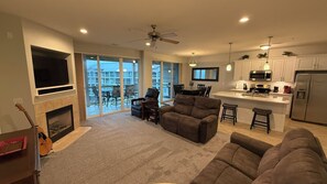 Smart TV, lareira, DVD player, aparelho de som