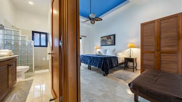 1 quarto, ferros/tábuas de passar roupa, berço de viagem