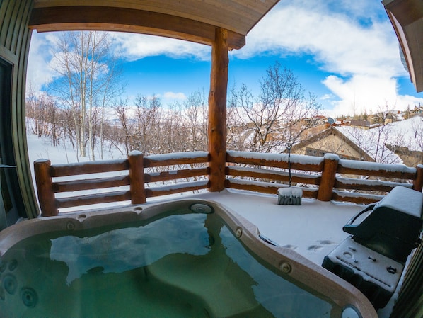 Outdoor spa tub