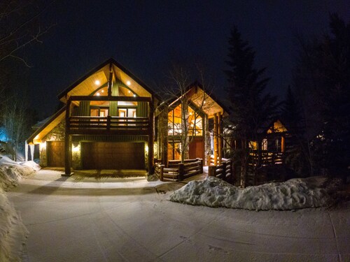 7BR/6.5 BA Mtn Home-Pool Table, Hot Tub, 2 Master Suites
SKI SHUTTLE to slopes