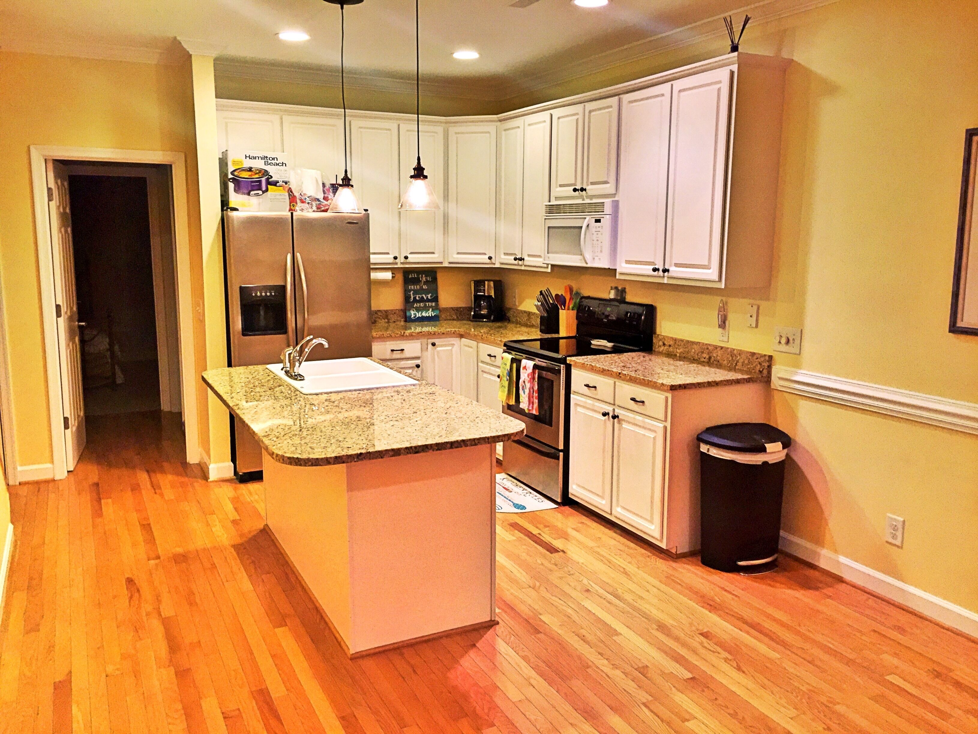 Beautiful 3 Bed/3 Bath Townhome Short Walk to the BEACH!!