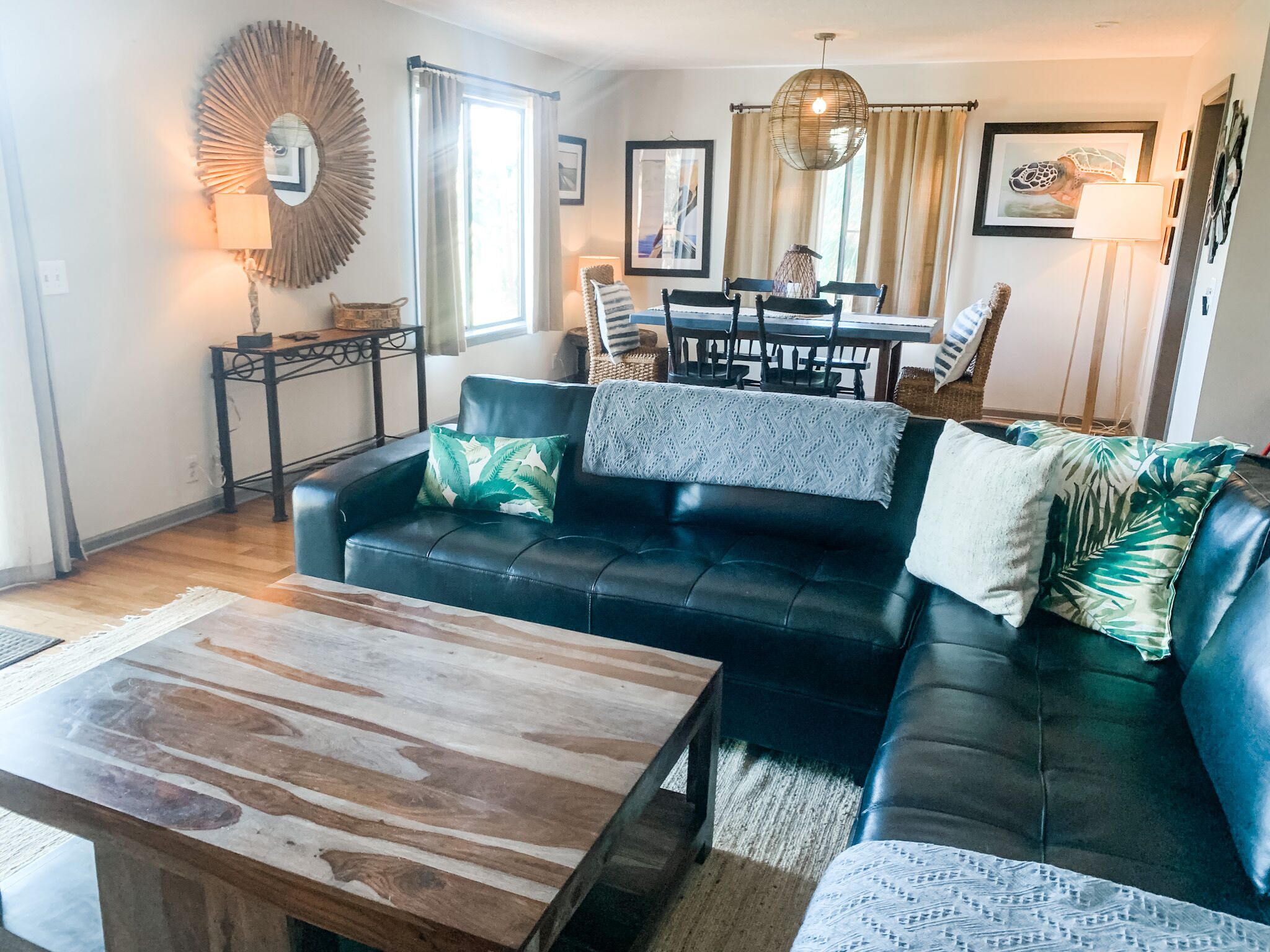 TV connectée, cheminée, lecteur de DVD, livres