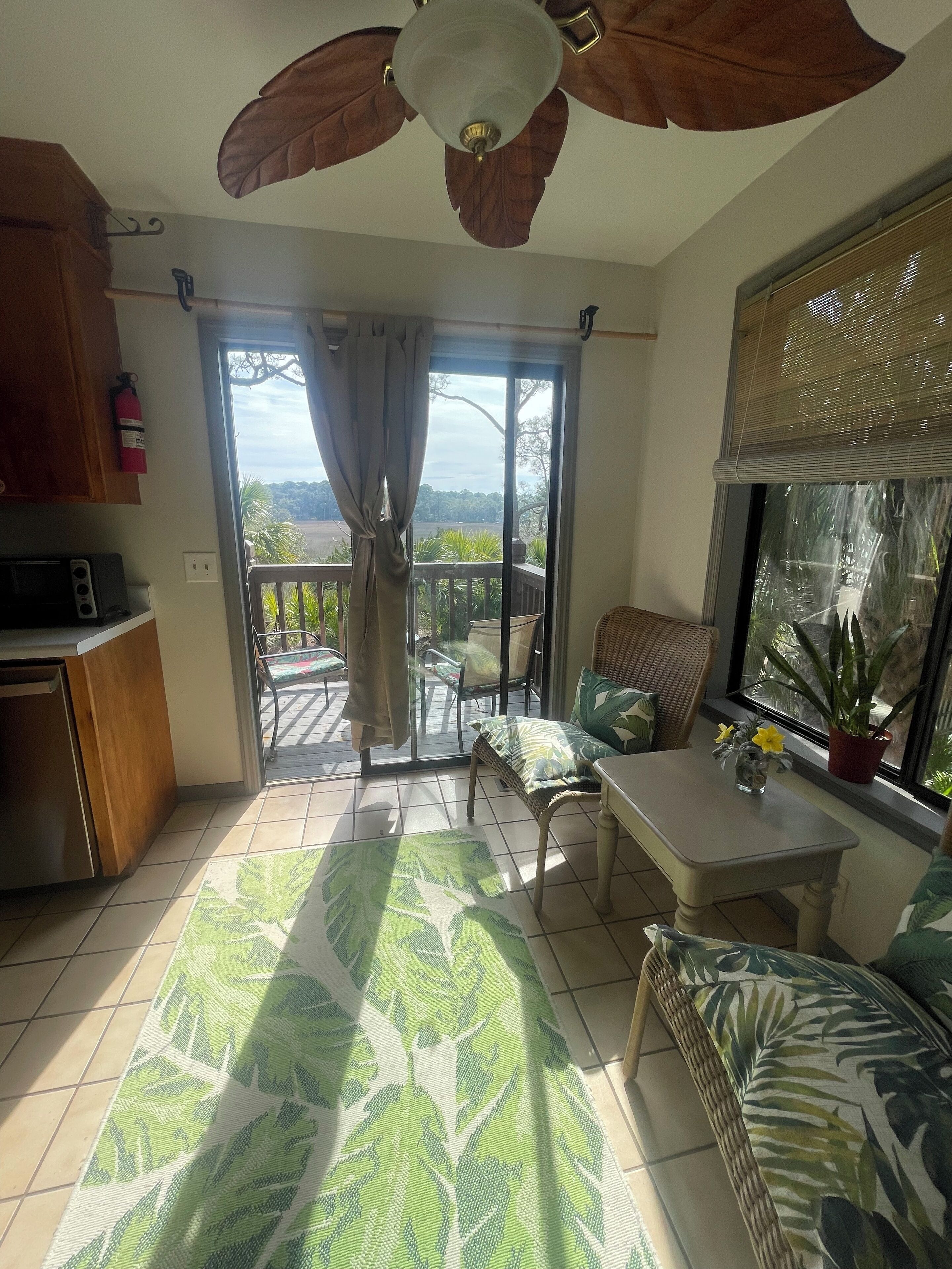 Smart-TV, Kamin, DVD-Player, Bücher