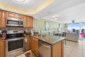 ثلاجة، ميكروويف، فرن، موقد طهي مسطح