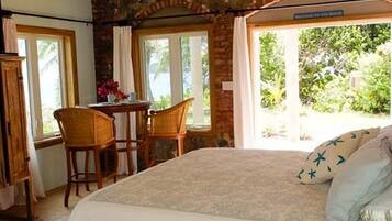 6 bedrooms, iron/ironing board, WiFi, bed sheets