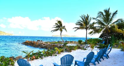 Villa mit Meerblick am Meer und privatem Strand und Lagune