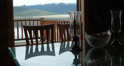Cabaña de madera frente al lago con deslizamiento de barco