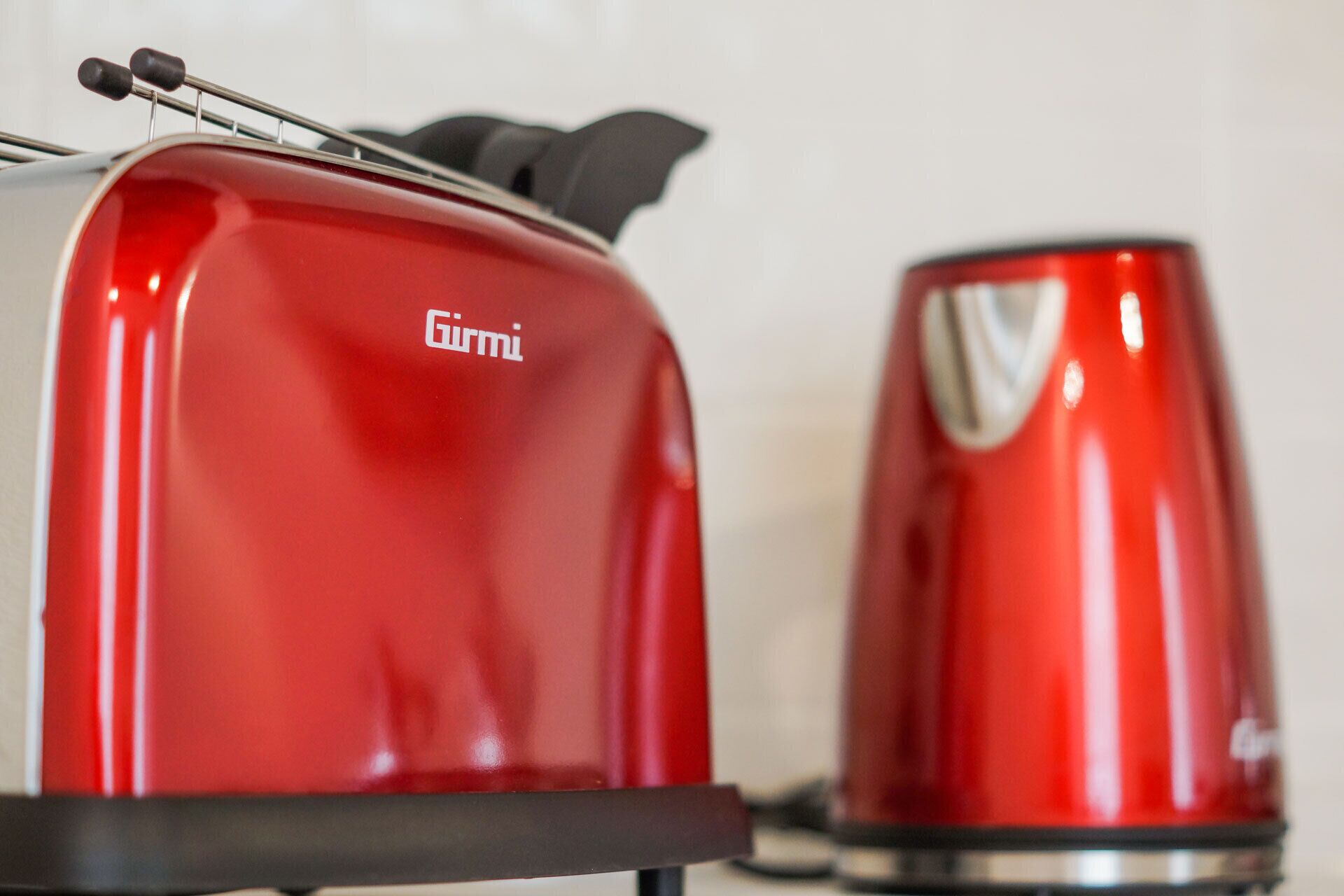 Ein rotes Gerät mit dem Markenlogo 'Girmi'.