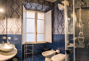 Douche, sĂšche-cheveux, bidet, serviettes fournies
